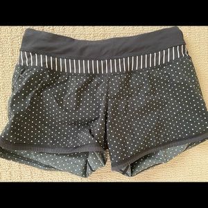 Lululemon size 4 euc shorts
